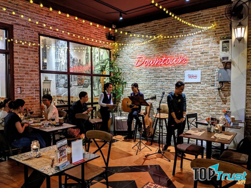 Biểu diễn ở phòng trà