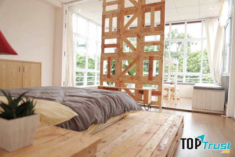 Chiếc giường được trang trí khá đơn giản nhưng bắt mắt