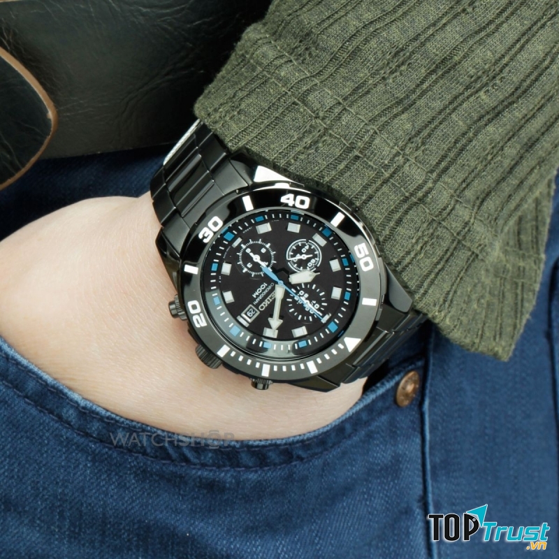 Không quá cầu kỳ nhưng tạo ấn tượng mạnh mẽ, Seiko luôn làm thỏa mãn tiêu chí của người tiêu dùng. Seiko Men's Chronograph Watch có giá 6 triệu 500 nghìn đồng.