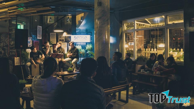 Sense Coffee Acoustic giống như một góc nhỏ  nơi chia sẻ những yêu thương giữa thành phố Đà Lạt yên bình