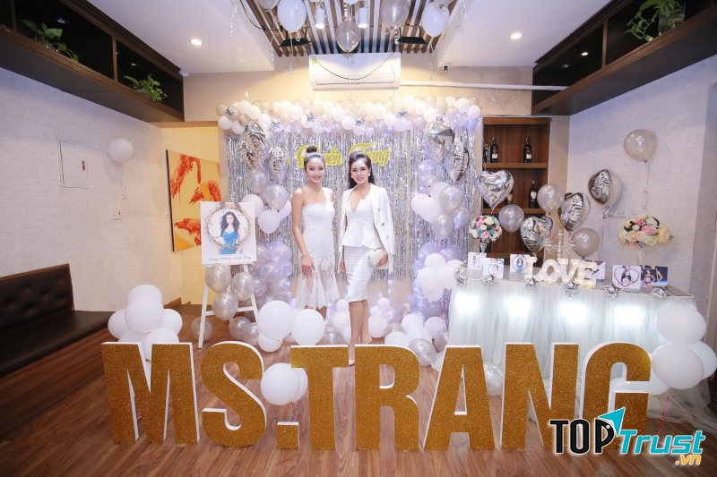 Và bữa tiệc sang trọng, thanh lịch cho các quý cô!