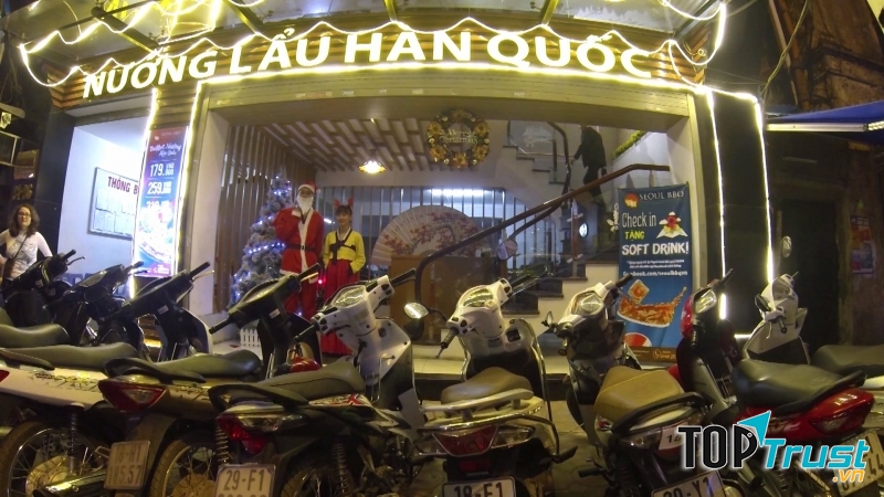 Quán với biển hiệu to rất dễ tìm