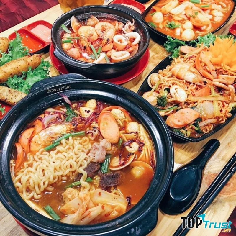 Sợi mì dai dai, nguyên liệu tươi ngon hoà quyện với nước dùng đậm vị, ăn kèm kim chi cay cay, tạo nên một tô mì cay cực kỳ chất lượng