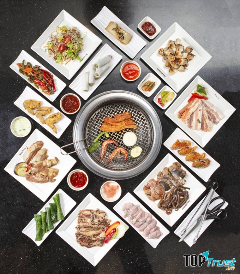 Thịt nướng tại nhà hàng được nêm nếm và tẩm ướp đậm đà, thơm ngon, ăn kèm có rất nhiều loại rau củ được chọn lọc kỹ càng.