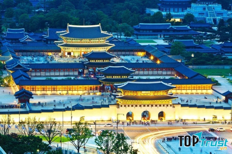 Cung điện Gyeongbokgung về đêm ở Seoul