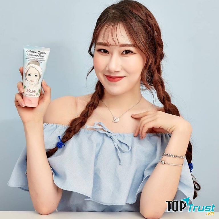 Sau khi thoa lên da, kem lập tức tan thành nước, mát mẻ và nhanh chóng tệp vào da.