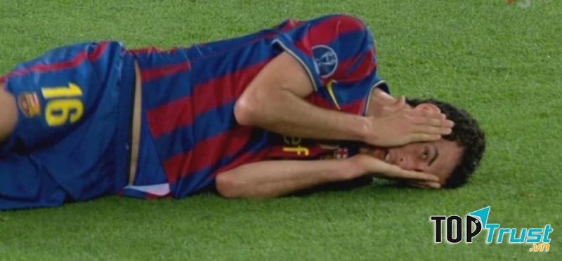 Sergio Busquets nổi tiếng là lắm chiêu trò và hay ăn vạ