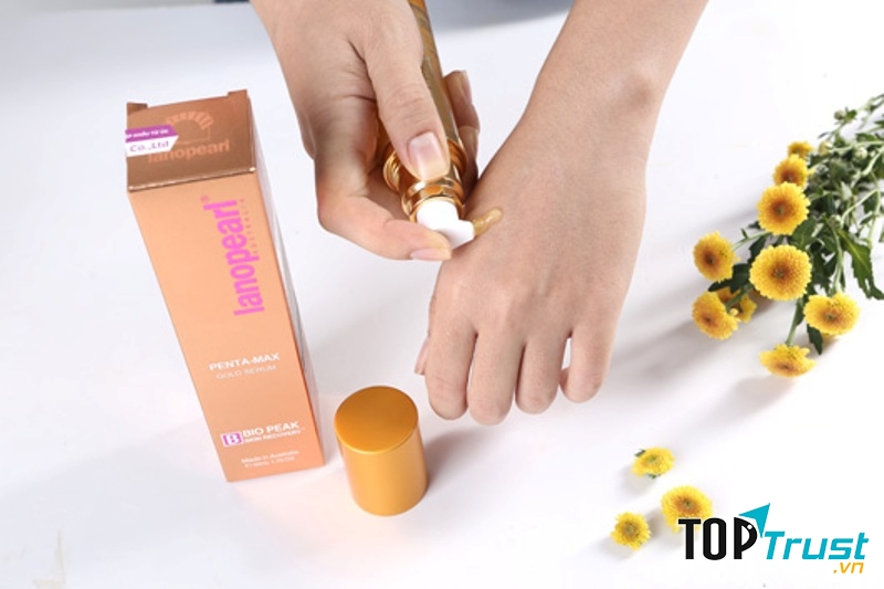 Thoa vài giọt Serum Tinh Chất Vàng Và nhau thai cừu Lanopearl lên bàn tay sau đó thoa nhẹ nhàng lên một số bộ phận như: trán, mũi, cằm, má trái, má phải và mát xa nhẹ nhàng.