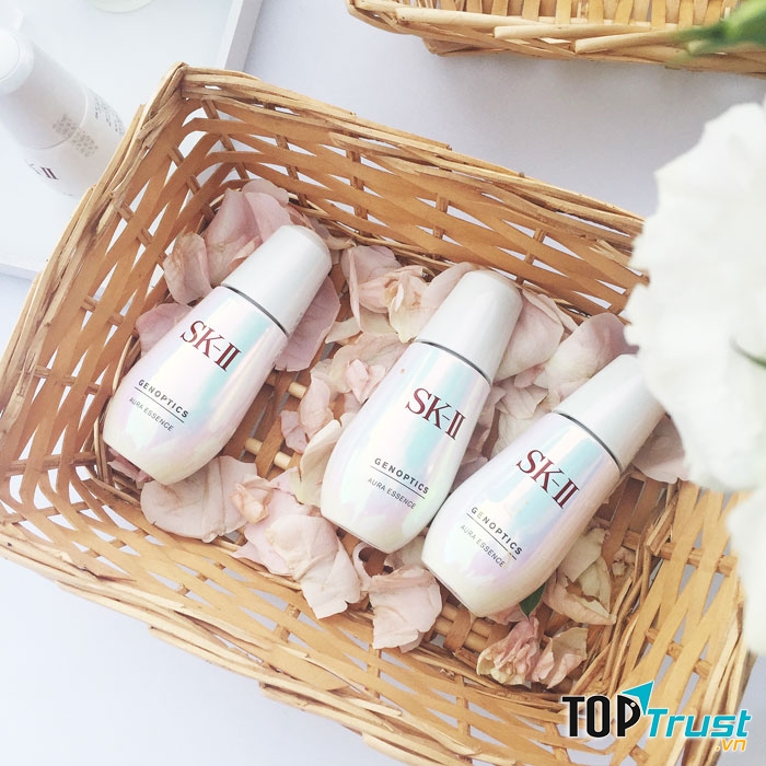 Serum trị thâm nám SK-II GenOptics Spot Essence với công thức độc quyền, kết hợp với chiết xuất Lumina Kelp giúp loại bỏ nám da, tàn nhang hiệu quả