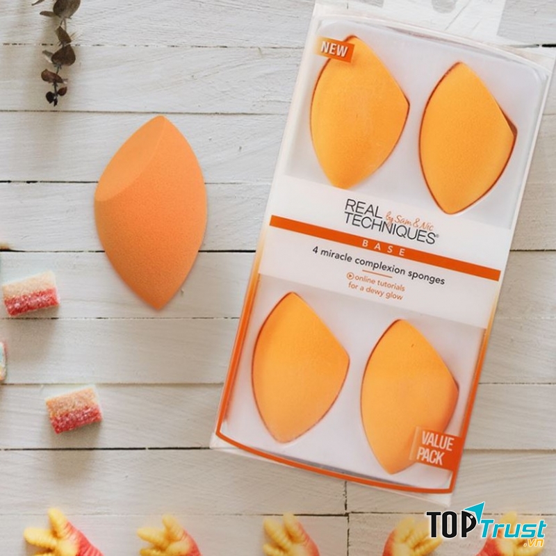 Set 4 bông mút trang điểm màu màu cam nổi bật, hình dạng bầu bĩnh với phần thân dưới hơi nhọn, một phần được vát bằng. 