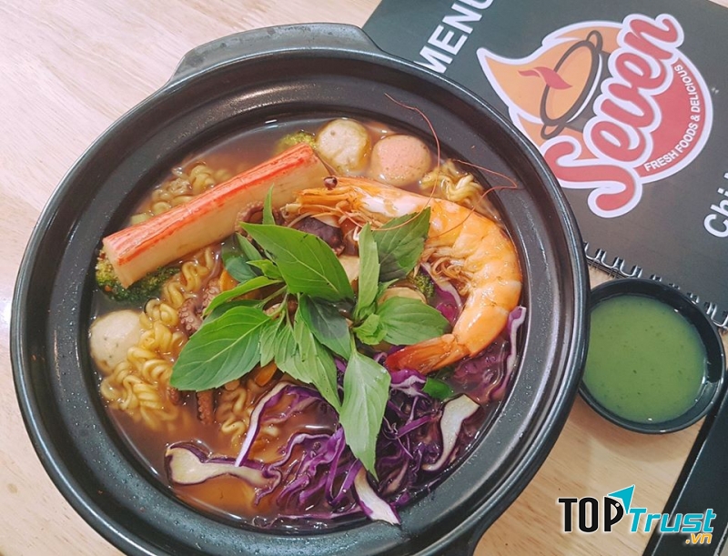 Mì cay Hàn Quốc tại quán có thực đơn vô cùng phong phú, kết hợp cùng rất nhiều loại nguyên liệu tươi ngon, để bạn có thể thoải mái lựa chọn theo ý thích