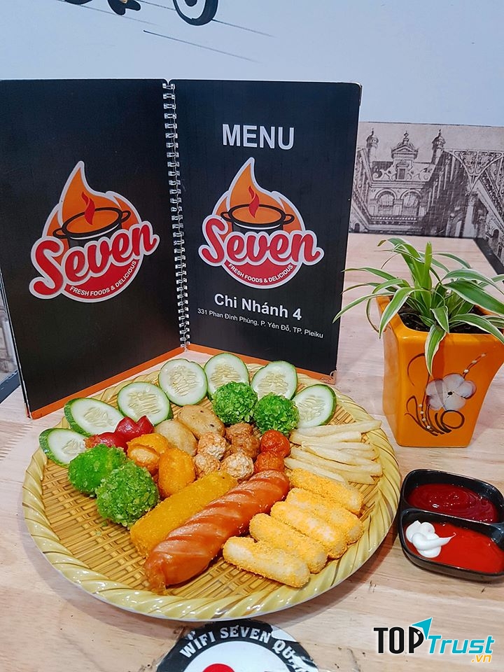 Tại Seven Quán, thực khách không chỉ được thưởng thức mì cay thơm ngon, mà còn được cảm nhận vô số món ăn vặt hấp dẫn khác