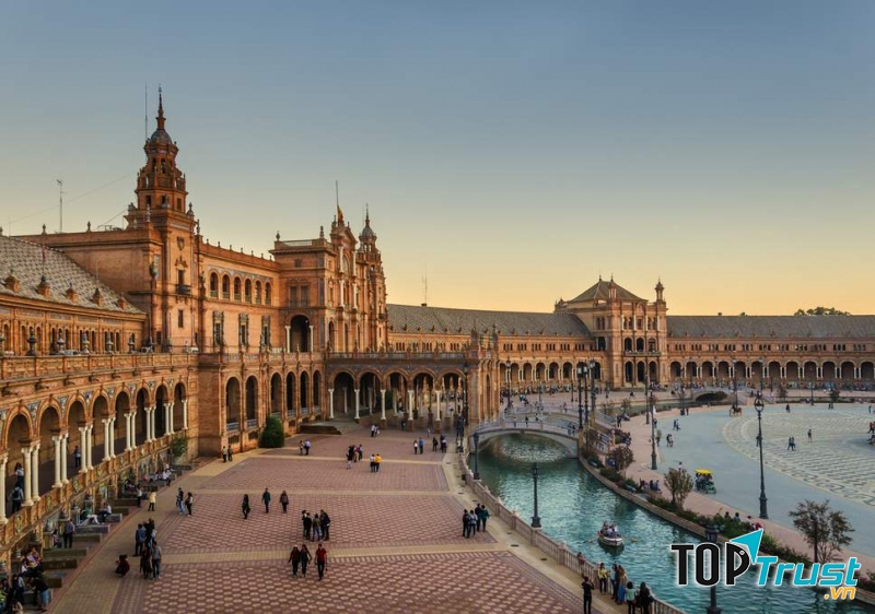 Seville với những cung điện hoàng gia, nhà thờ Gothic cổ nhất, lớn nhất Châu Âu và thế giới.