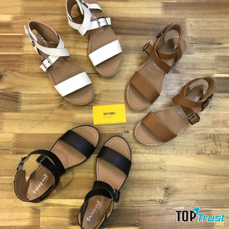 Mẫu sandals đơn giản đang được ưa thích hiện nay