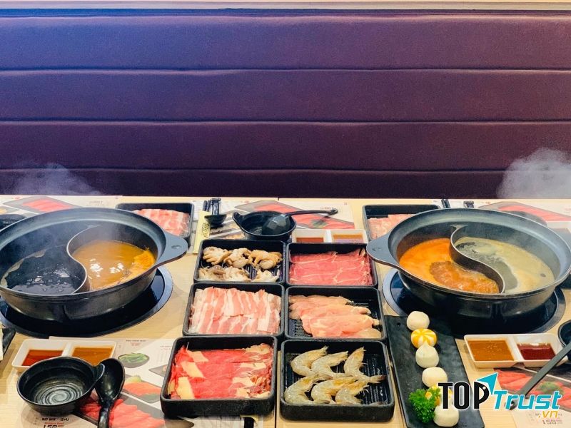 Nhân viên ở Shabu Ya trẻ trung, năng động, luôn lắng nghe và phục vụ khách hàng chu đáo để lại ấn tượng tốt đẹp trong lòng mọi thực khách