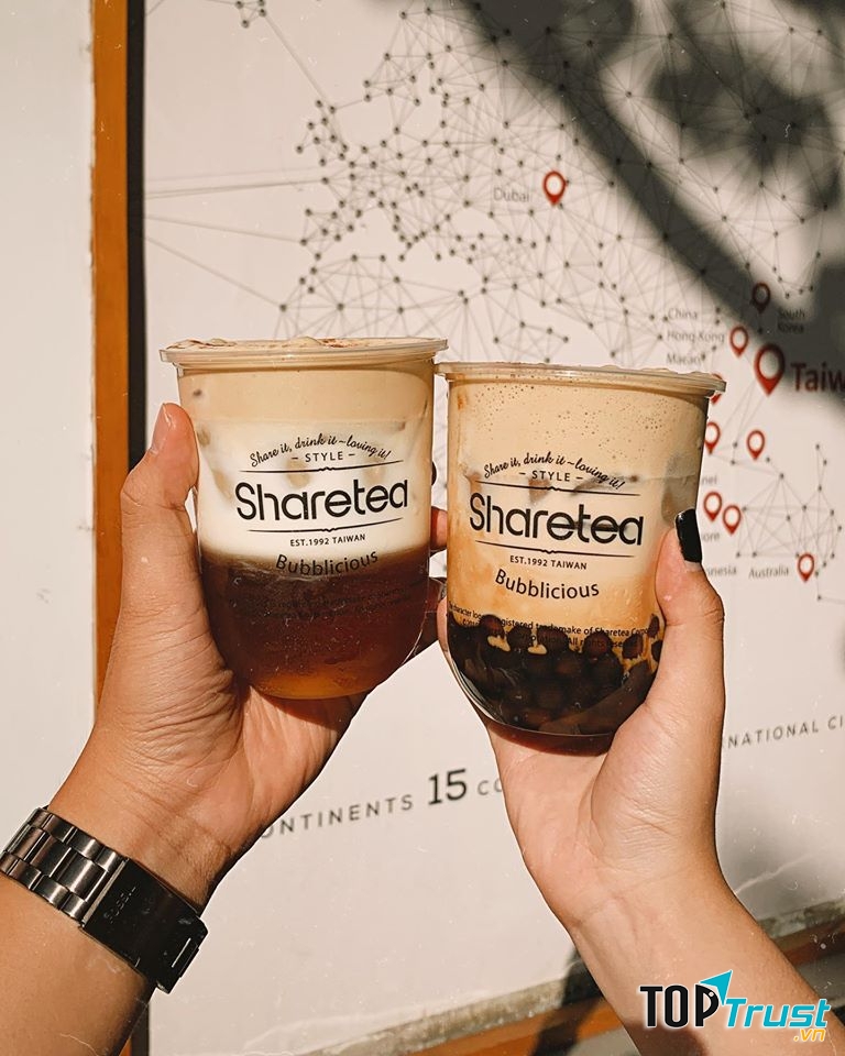 Đối với Share Tea quận 10, quán có không gian rộng, thoáng, với tông trắng là chủ đạo.