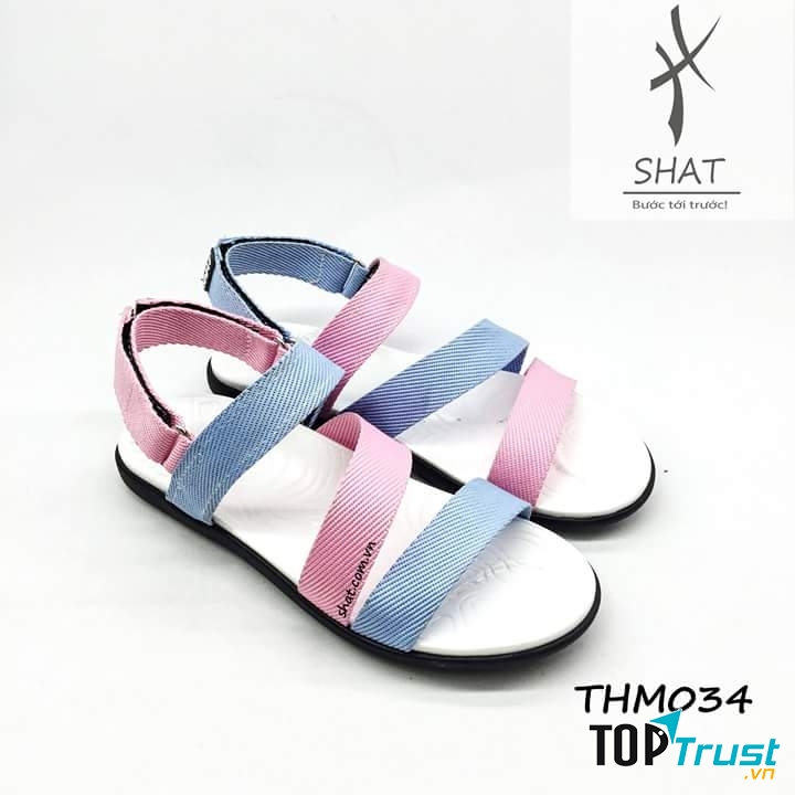 Một đôi sandal với màu sắc trẻ trung, nhẹ nhàng