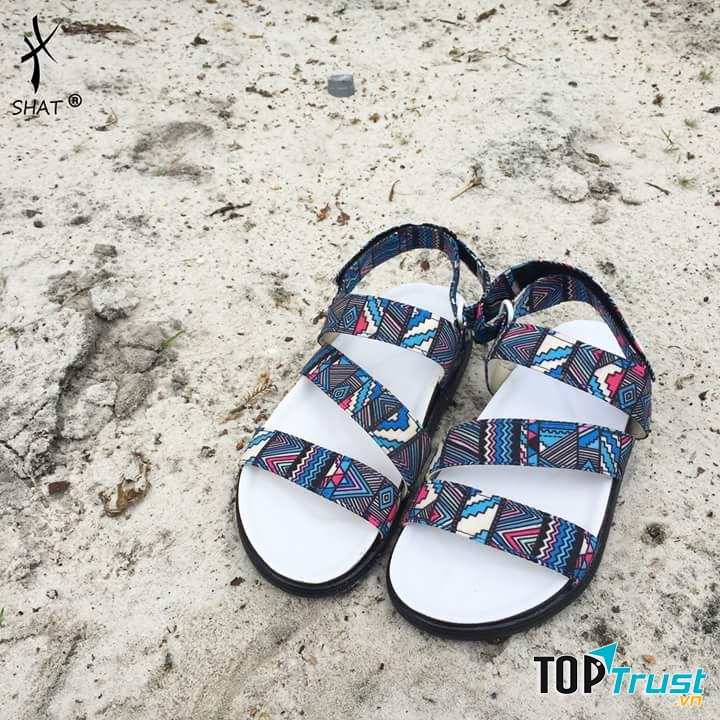 Bạn muốn có một đôi sandal với họa tiết cá tính, chất lừ này không?