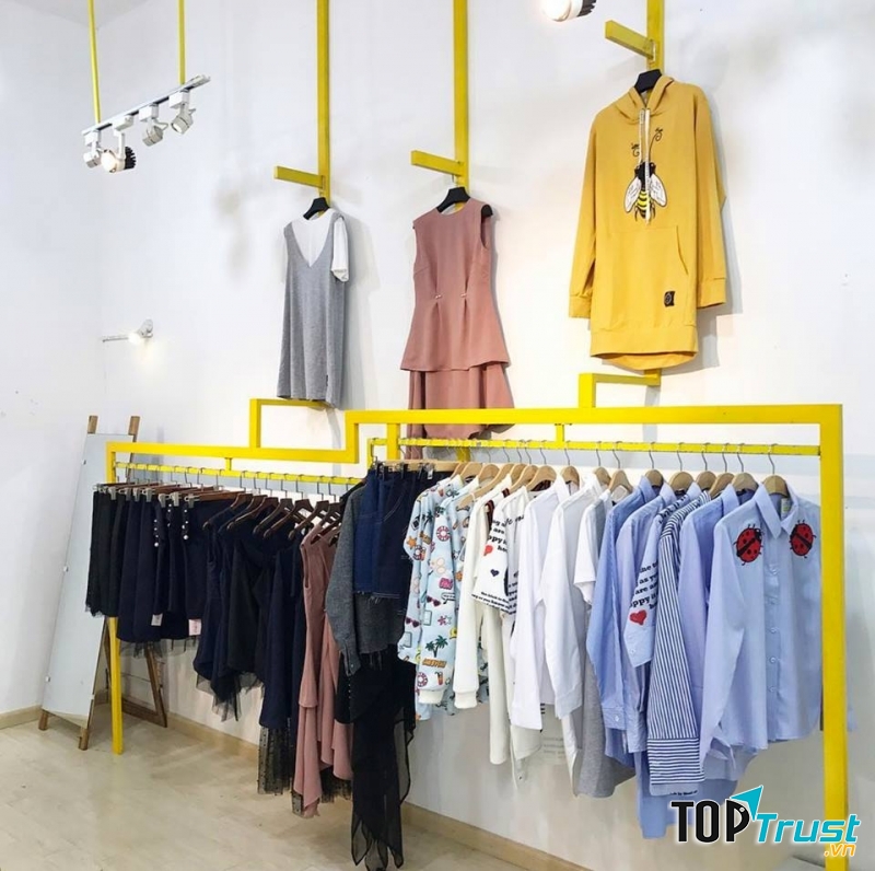 Các thiết kế của She by Shj luôn mới lạ và độc đáo nhưng vẫn dễ dàng phối đồ