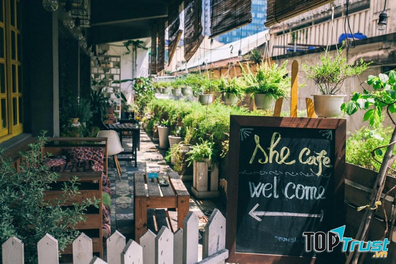 Không gian bên ngoài quán