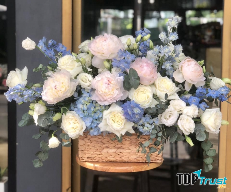 Theo đuổi phong cách cắm hoa hiện đại, trẻ trung nhưng không kém phần sang trọng, hoa của của She được gói đơn giản mà tinh tế với nhiều lựa chọn hoa bó, hoa hộp, hoa lẵng