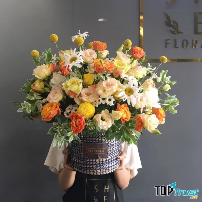 Theo đuổi phong cách cắm hoa hiện đại, trẻ trung nhưng không kém phần sang trọng, hoa của của She được gói đơn giản mà tinh tế với nhiều lựa chọn hoa bó, hoa hộp, hoa lẵng