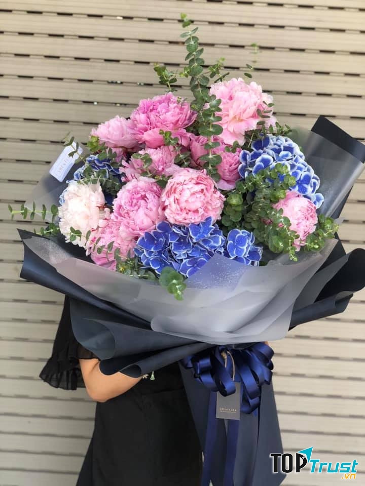 Shop hoa này cũng chuyên về hoa nhập khẩu với nhiều loại hoa bắt trend như các loại hồng nhập, mao lương, thanh liễu... luôn tươi rói