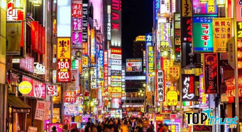 Shinjuku là một khu mua sắm tấp nập, sầm uất của Tokyo