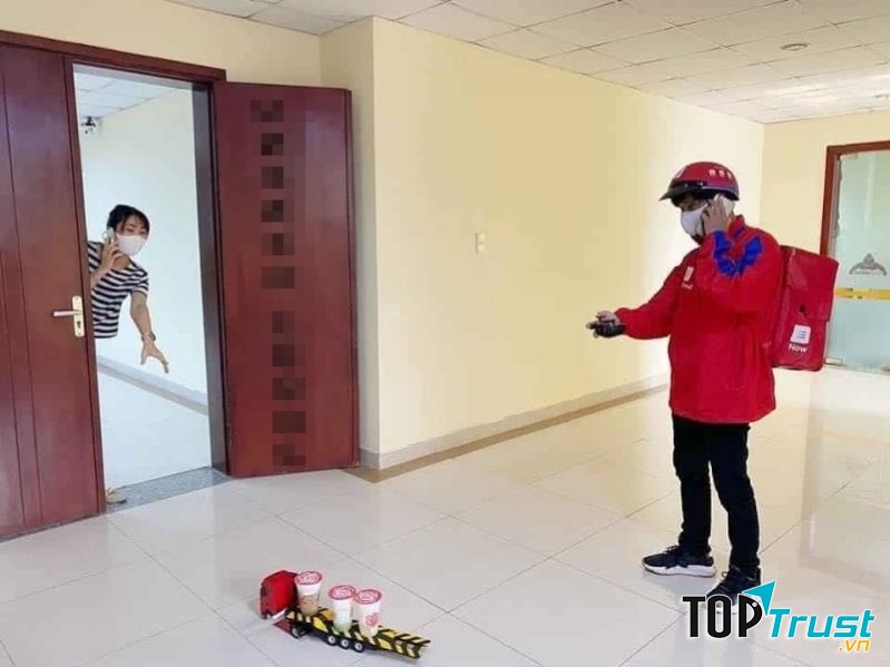 Giao trà sữa bằng xe đồ chơi điều khiển từ xa(Nguồn: Sưu tầm Internet)