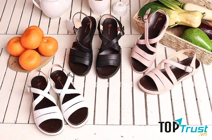 Hình giày tự chụp tại shop