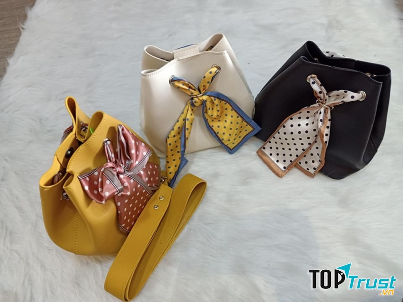 Shop 4B Clothing cung cấp túi ví nữ kiểu dáng hiện đại, phù hợp với nhiều độ tuổi khác nhau, mang lại sự tự tin cho khi thể hiện nhiều cá tính riêng biệt