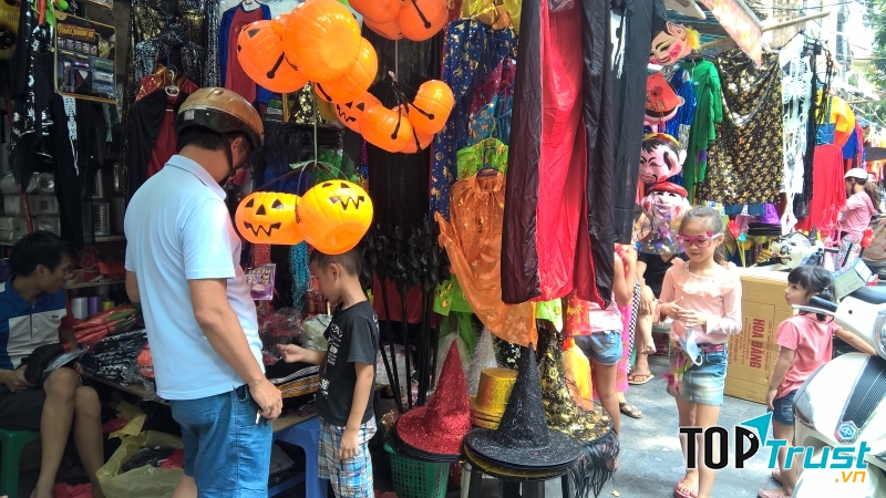 Người dân mua sắm ngày Halloween