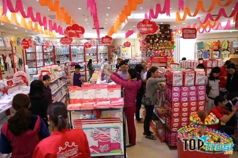 Khách hàng mua sắm tại shop Bibo Mart