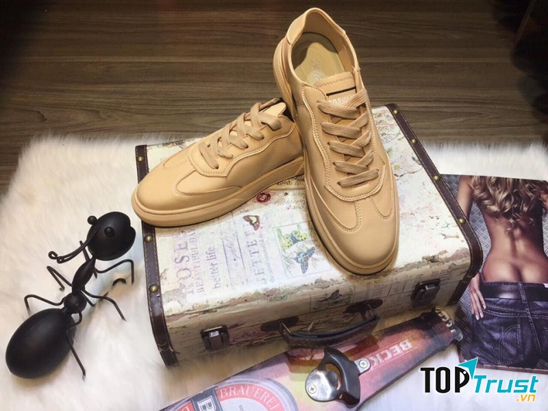 Ngoài ra Shop Bụi còn bán các loại phụ kiện như mũ lưỡi trai, giày dép, thắt lưng, túi xách, nước hoa với mẫu mã vô cùng đa dạng