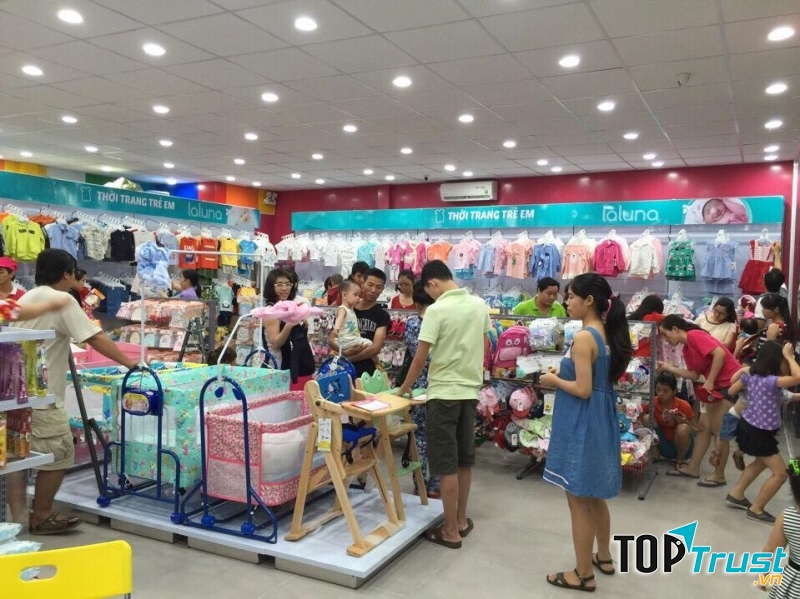 Khách hàng mua sắm tại shop Con Cưng
