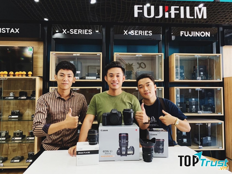 Chủ shop rất nhiệt tình và vui vẻ tư vấn cho khách hàng