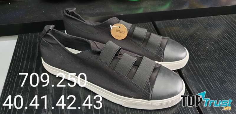 Một mẫu giày nam tại shop F.O.X