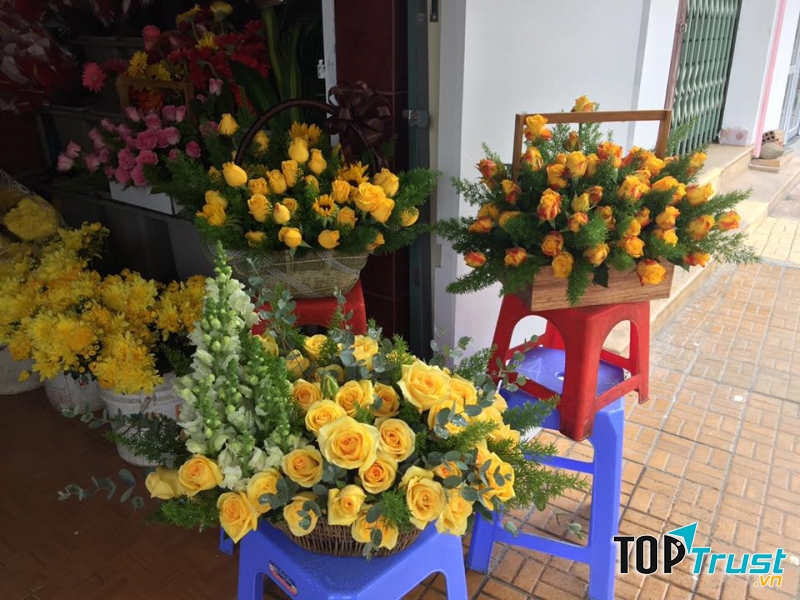 Shop Hoa Nghĩa có nhận bó hoa theo yêu cầu như hoa tặng lễ, tiệc, hội nghị,... được chuẩn bị bởi các thợ có tay nghề cao