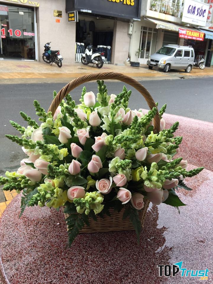 Hoa ở đây rất đẹp, luôn được chủ shop chọn lựa kỹ càng, và đặc biệt là được thu hái trong ngày bởi các nông trại hoa gần đó