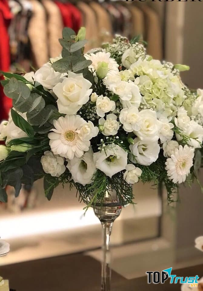 Hoa trang trí bàn tiệc sang trọng, tinh tế