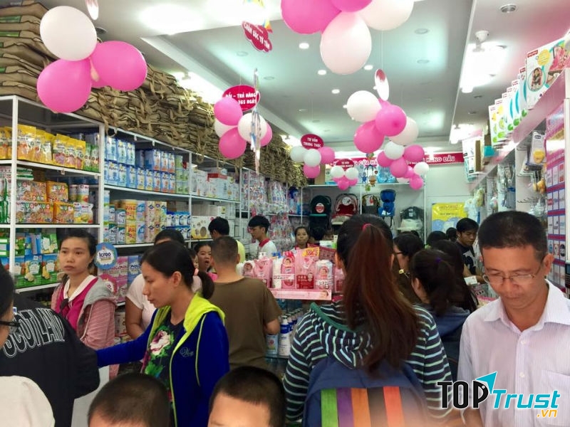 Khách hàng mua sắm tại shop Tuti Care
