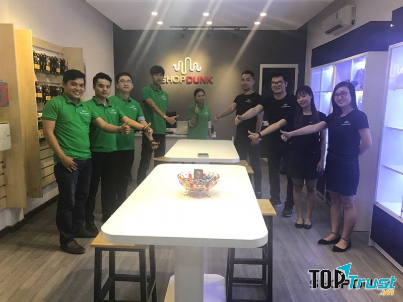 Đội ngũ nhân viên nhiệt tình, thân thiện của ShopDunk Lê Hồng Phong.