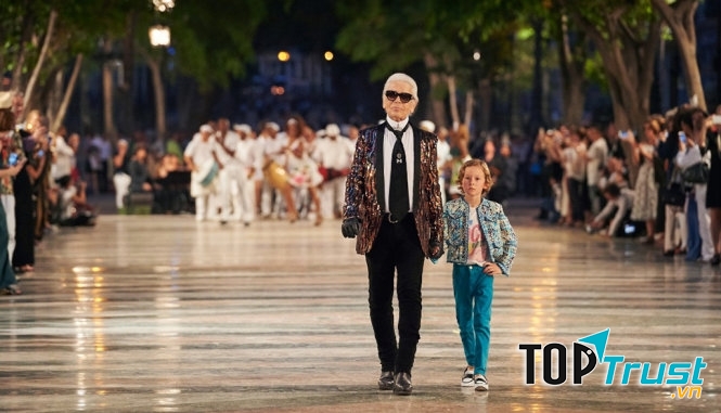 Nhà thiết kế Karl Lagefeld trong show diễn