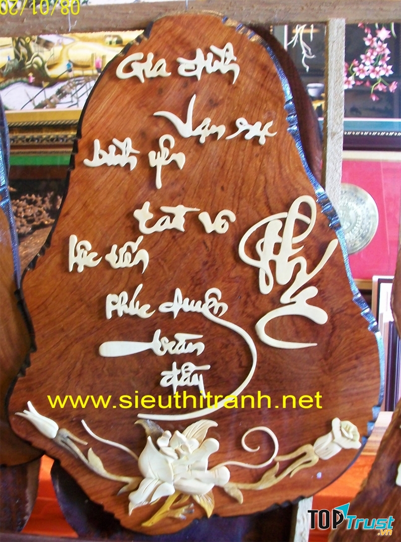 Tranh thư pháp được viết trên gỗ.