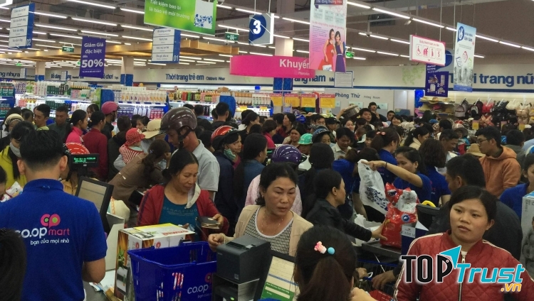 Khách hàng mua sắm tại Siêu thị coopmart Vĩnh Phúc