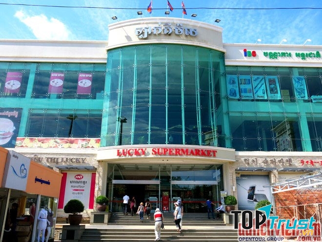 Siêu thị Lucky có diện tích rất rộng, bên ngoài được thiết kế rất đẹp mắt
