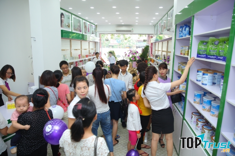 Bên trong 1 cửa hàng của Violet Phạm