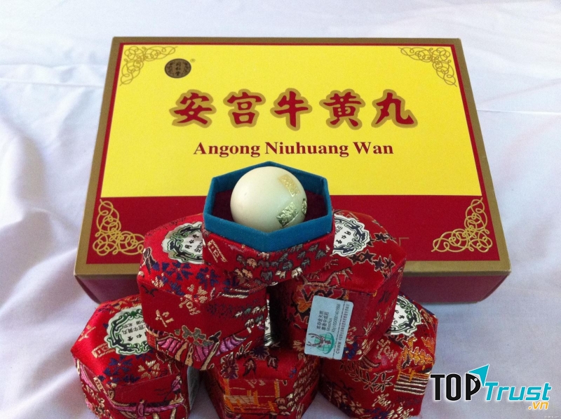 Sản phẩm An cung ngưu hoàng hoàn Trung Quốc hộp 10 viên được nhiều người ưu chuộng cất giữ trong nhà vì có công dụng tuyệt vời cho sức khỏe người dùng như thanh nhiệt giải độc, trấn kinh, khai khiếu, phục hồi tình trạng mất ý thức với trường hợp bất tỉnh hoặc hôn mê, làm giảm tổn thương và phục hồi tế bào thần kinh đã bị tổn thương.