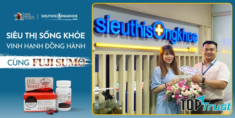 Đại diện FUJI SUMO trao tặng hoa cho ông Lê Anh Khoa - Giám Đốc công ty TNHH Siêu Thị Sống Khoẻ