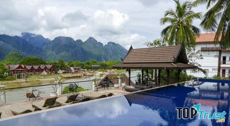 Bể bơi của khách sạn